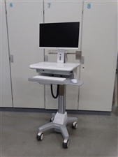 AG-Neovo-medizinischer-Bildschirm-MD24-im-Einsatz-auf-IT-Visitenwagen