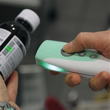 RIDA-Handscanner-im-Einsatz-bei-der-Medikamentenstellung-