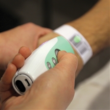 RIDA-Handscanner-im-Einsatz-bei-einem-Patienten