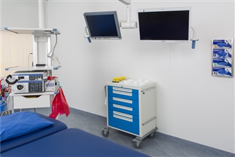 Schubladenwagen-mit-blauen-Schubladen-im-Untersuchungsraum
