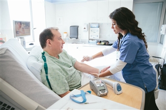 ds8100hc-patient-patientenbett-blutabnahme