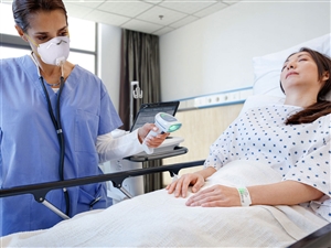 ds8100hc-patientenbett-pflegekraft-patient-gesichtsmaske-armband