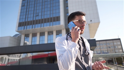 gesundheitswesen-anwendung-hc25-hc55-arzt-am-telefon-draußen