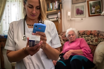 gesundheitswesen-anwendung-hc25-häusliche-pflege-scannen-medikamentenetikett-mit-kamera