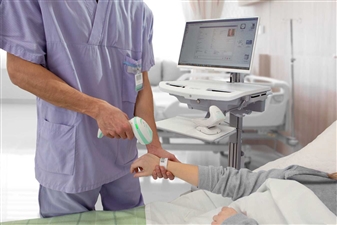 gryphon-gesundheitsdienstleister-scannt-patientenarmband-an-bett