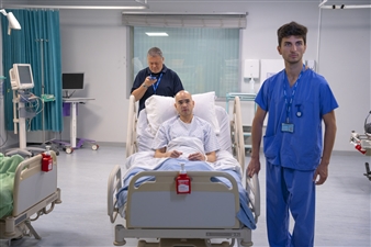 hc20-pflegekraft-schiebt-patientenbett