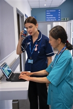 hc50-hc20-tablet-tastatur-arzt-tippt-patienteninformationen-pflegekraft-am-telefon