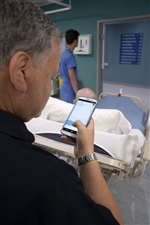 healthcare-anwendung-hc20-krankentransporteur-schiebt-patientenbett-verwendet