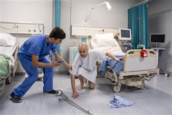 healthcare-anwendung-hc50-hc20-pflegekraft-drückt-auf-roten-alarmknopf-für-notfall